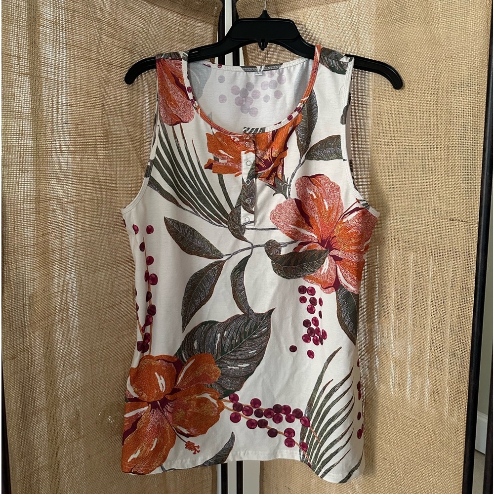 Women’s tunic top. Pretty floral.